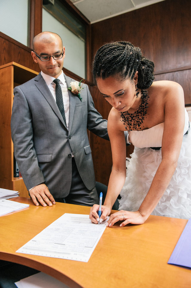 Mariée signant son acte de mariage