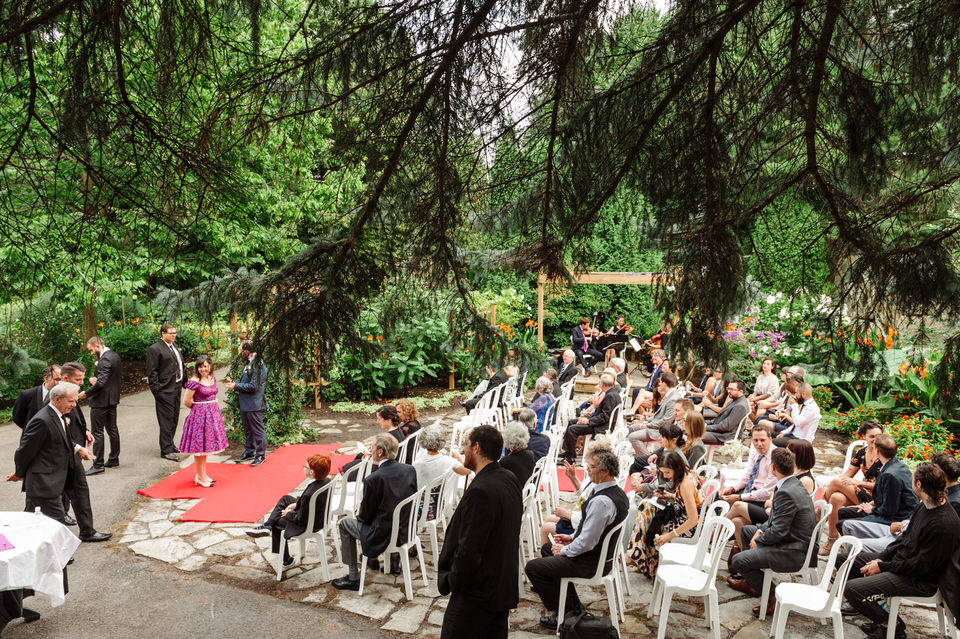 Guests waiting at an outdoor wedding at Parc Jean-Drapeau 