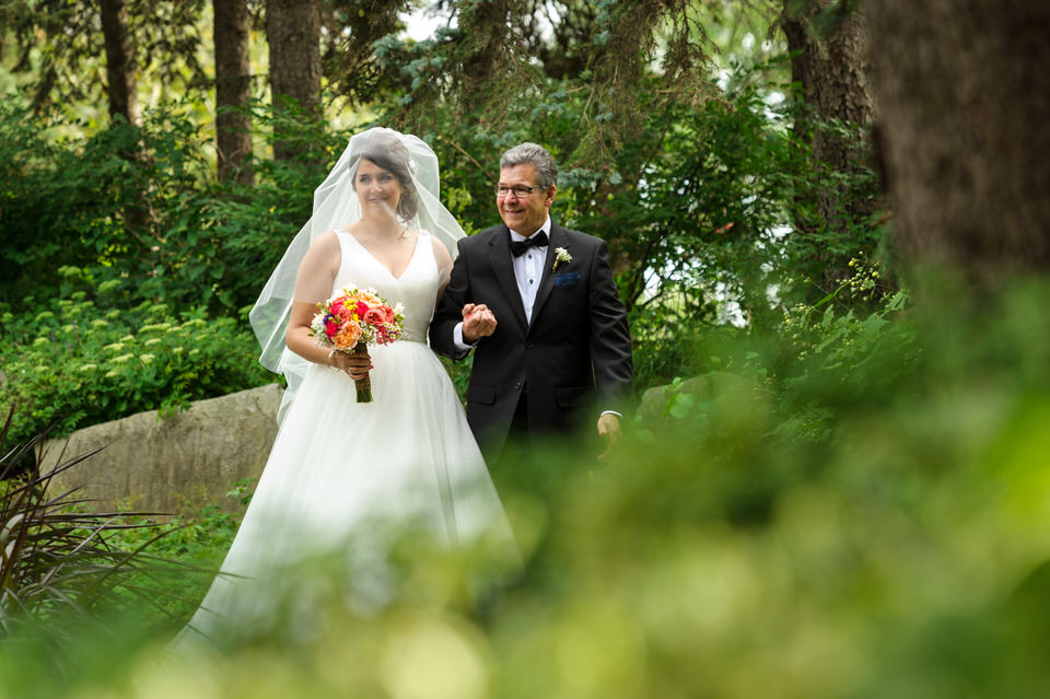 Bride arriving with her dad at outdoors wedding at Parc Jean-Drapeau