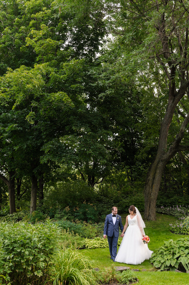 Outdoors wedding portraits at Parc Jean-Drapeau