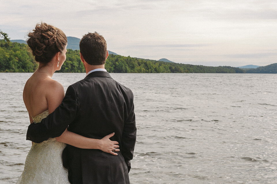 Couple se tenant par la taille et observant le lac à Magog