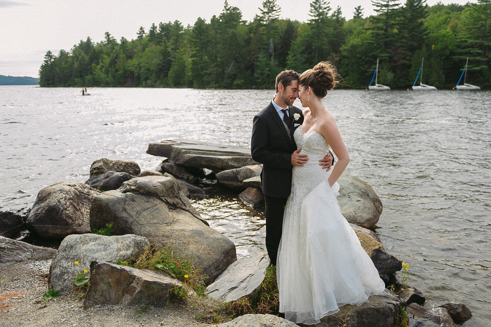 Mariés dans les bras l'un de l'autre au bord du lac à Magog