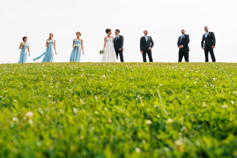 Les mariés et leurs demoiselles et garçons d'honneur posant ensemble pour une photo de groupe