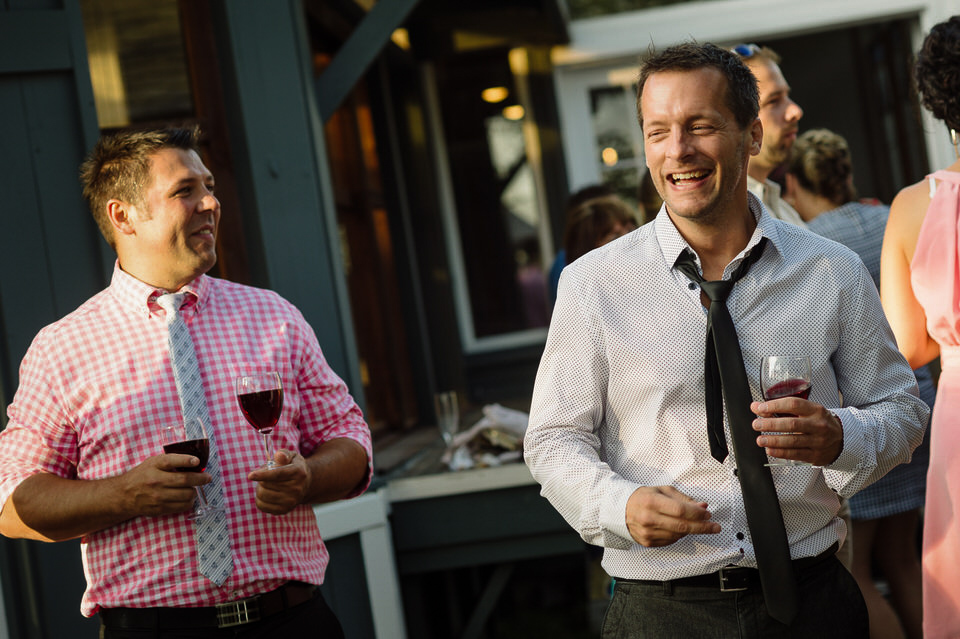 Invités avec des verres de vin à la main