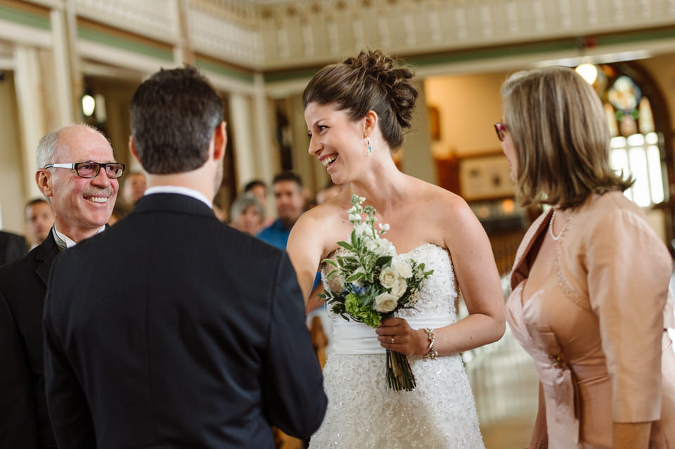 Le père de la mariée donne sa main au futur époux devant l'autel