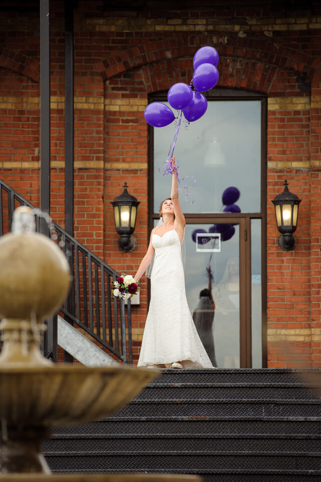 The bride releasing balloons in memory of her father who passed away