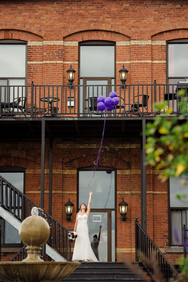 Bride releasing balloons in memory of her dad