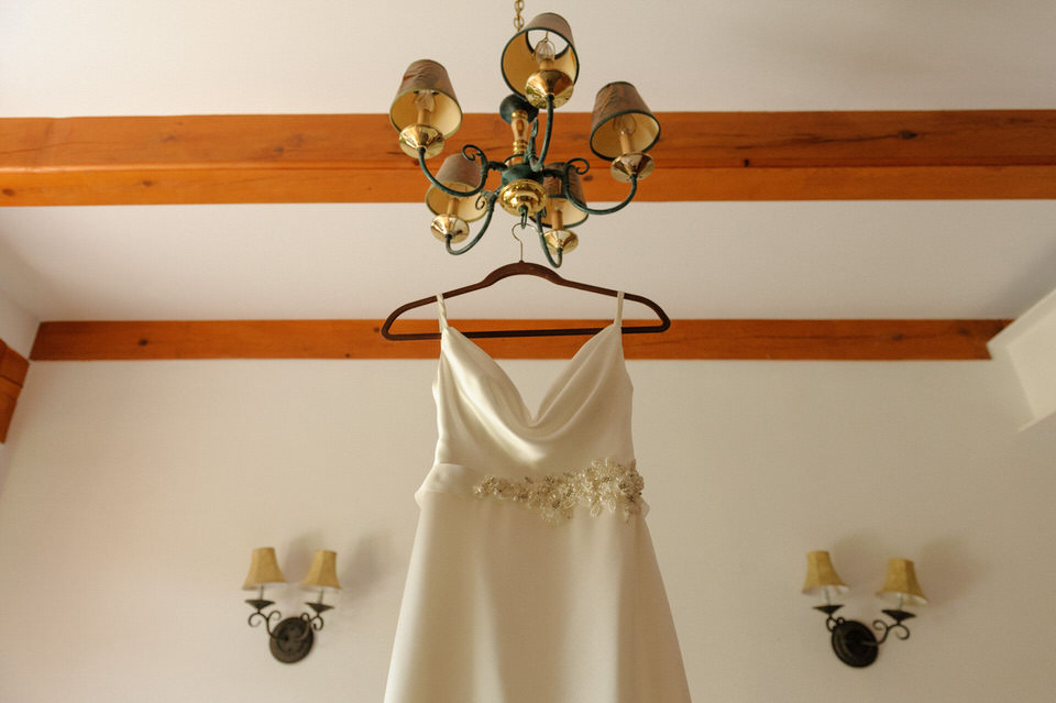 Robe de la mariée suspendu à une lampe