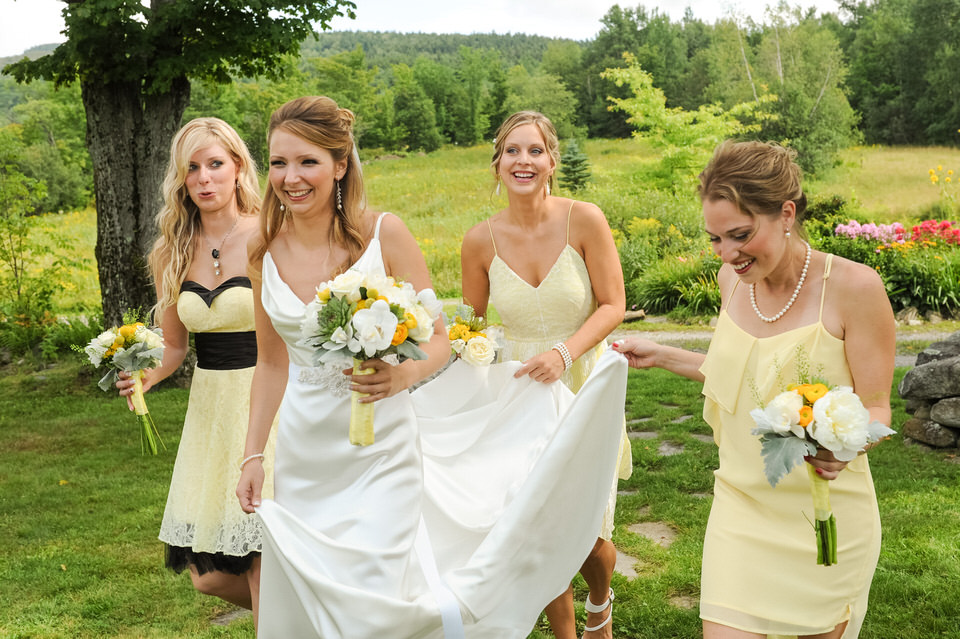 La mariée qui arrive à la cérémonie avec ses demoiselles d'honneur