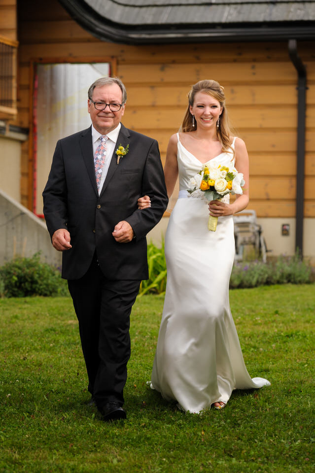 La mariée qui arrive à la cérémonie avec son père