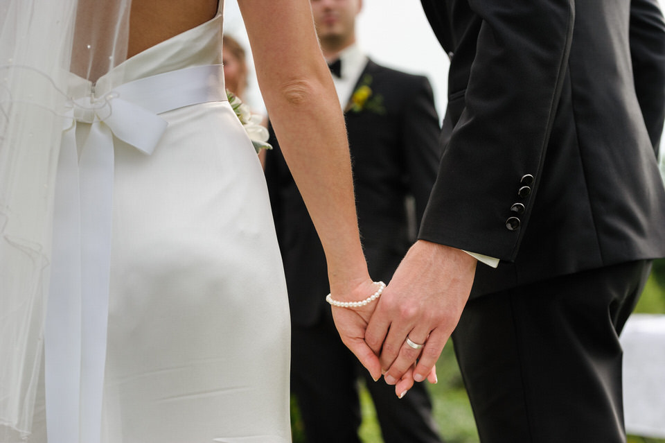 Les mariés qui se tiennent la main pendant la cérémonie de mariage
