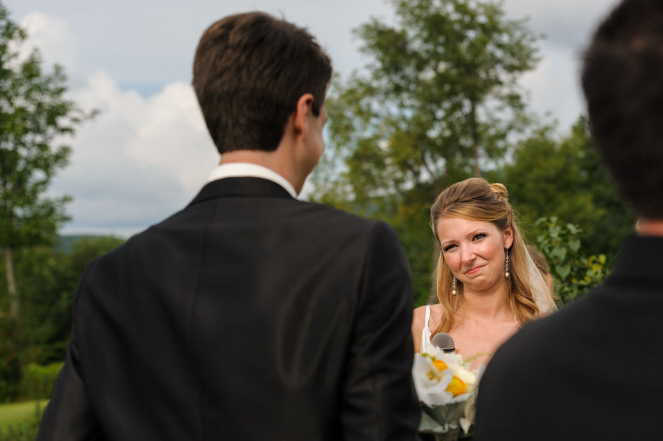 La mariée qui regarde le marié avec émotion pendant la cérémonie