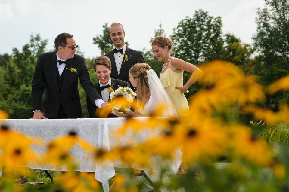 Les mariés qui signent le certificat de mariage