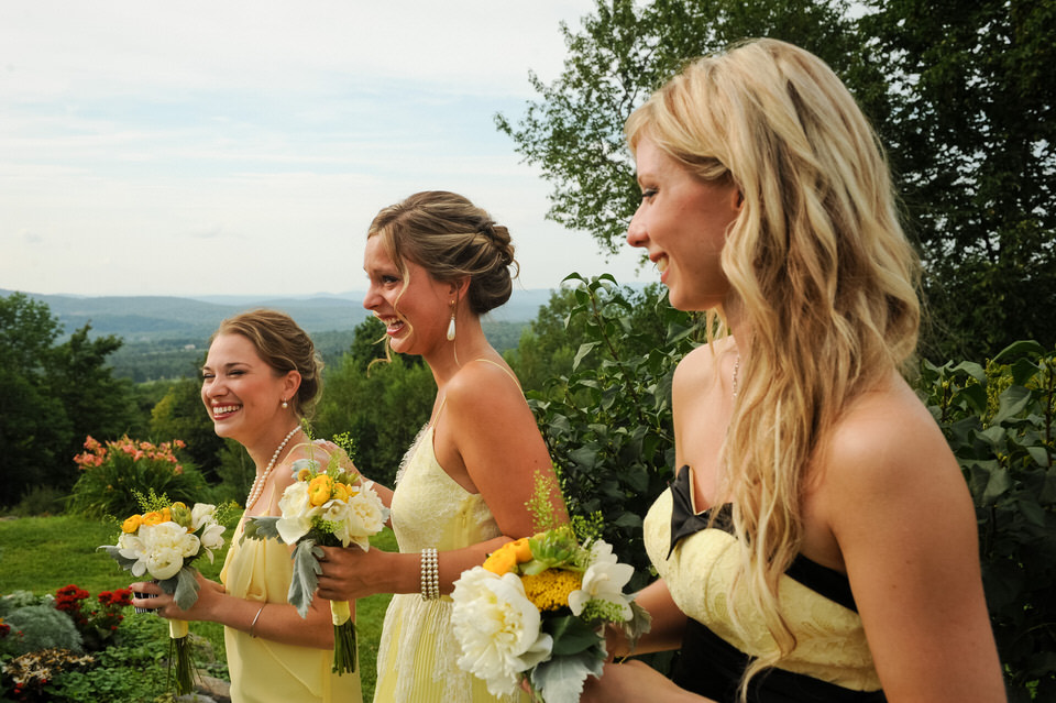 Les demoiselles d'honneurs pendant le mariage