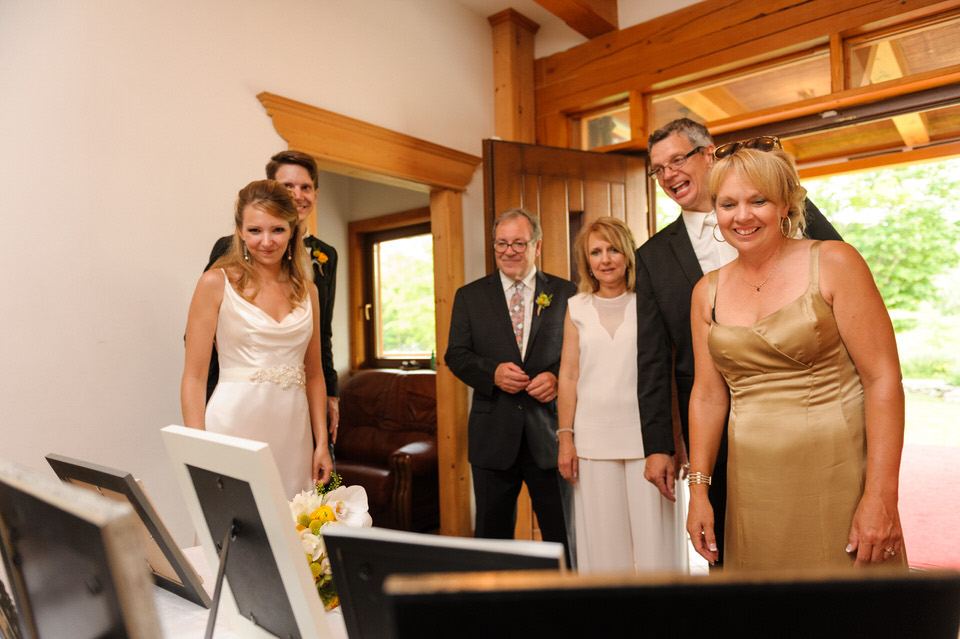 Les parents des mariés qui regardent les anciens photos de mariage