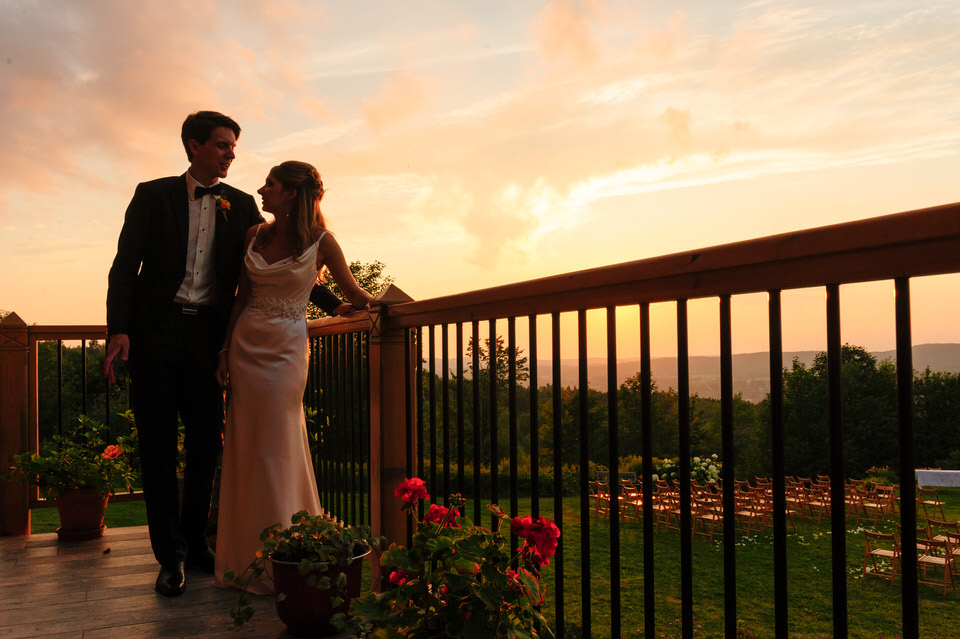 Les mariés profitent du coucher de soleil sur le balcon de l'auberge