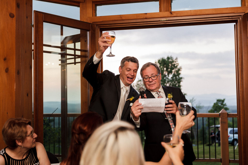 Les papas des mariés qui donnent un toast partagé