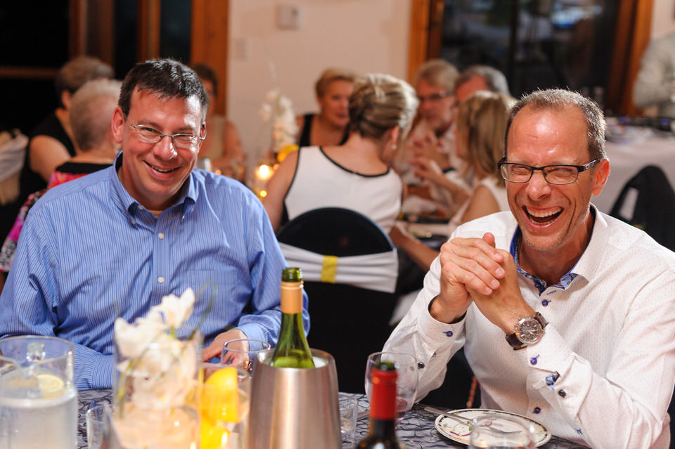 Les invités qui rient au diner