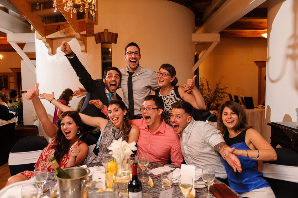 Photo de groupe avec la table d'amis