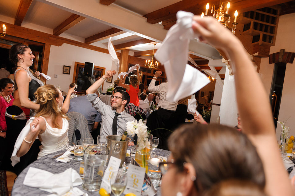 Les invités agitent leurs serviettes de table dans les airs