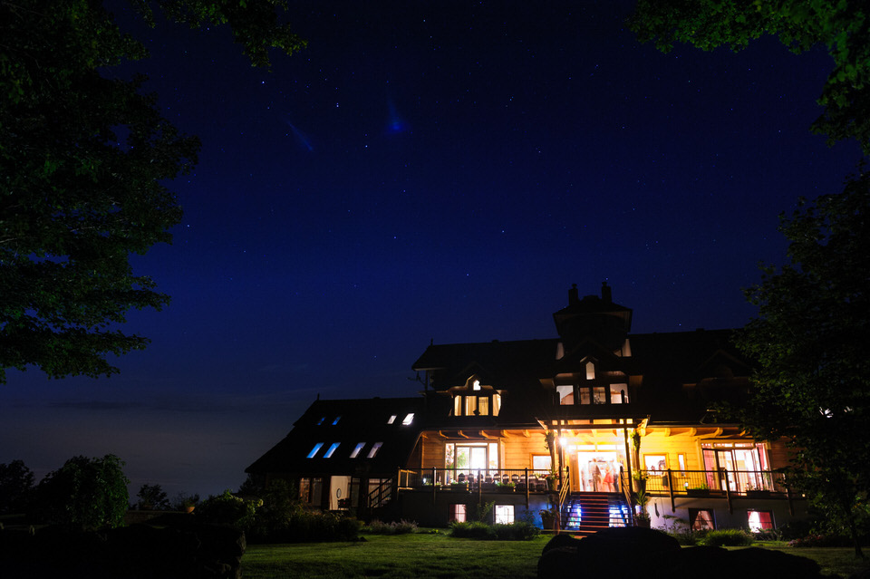 L’auberge illuminée la nuit sous les étoiles