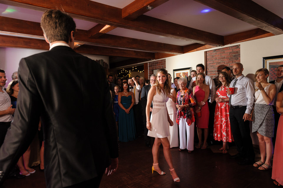 Les mariés font une chorégraphie spéciale pour leur première danse