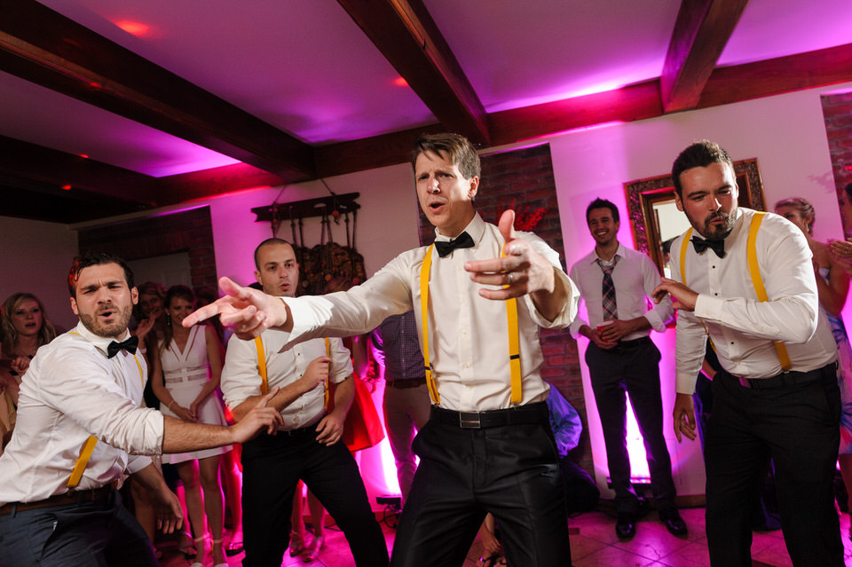 Le mariés et ses amis font une danse des Backstreet Boys