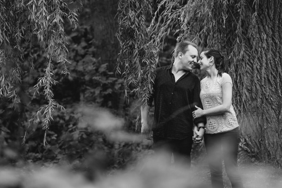 Couple se promenant, main dans la main à travers le parc Jean Drapeau