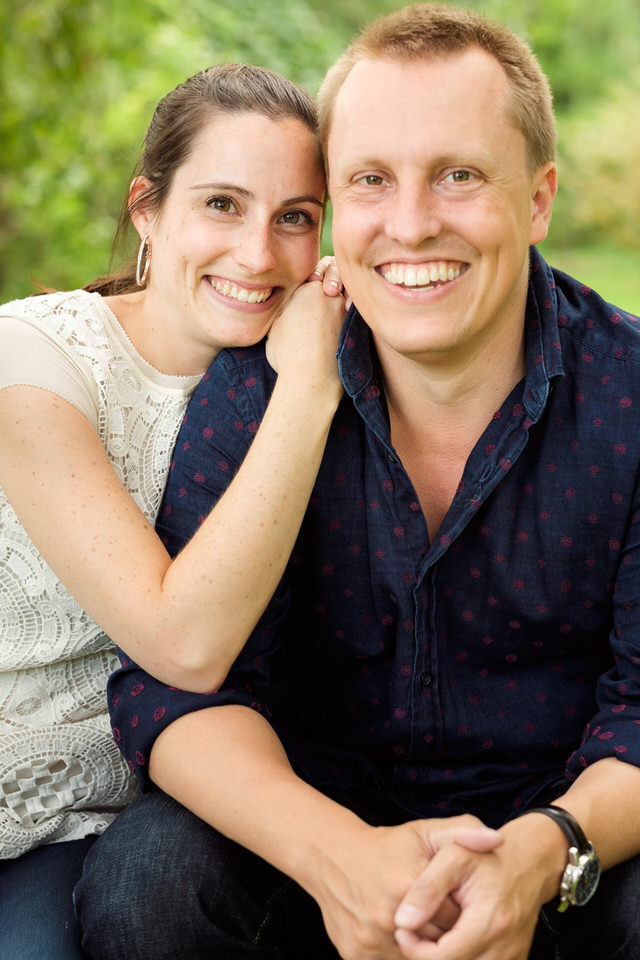 Couple souriant pose pour la caméra