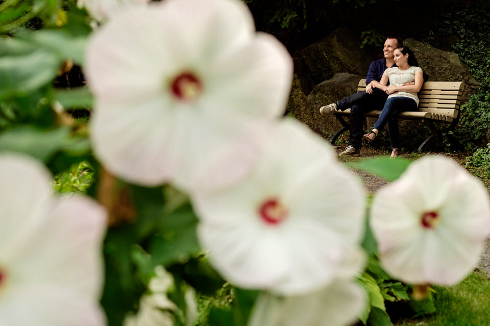 Couple assis sur un banc du parc Jean Drapeau