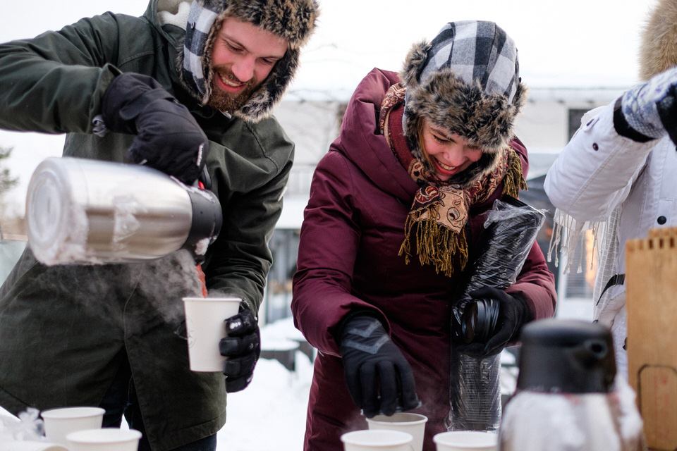 Vin chaud servi à la cérémonie de mariage dehors en hiver