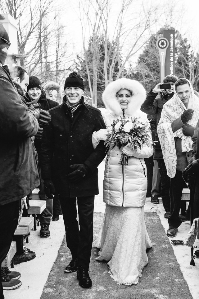 L'entrée de la mariée avec son père en hiver