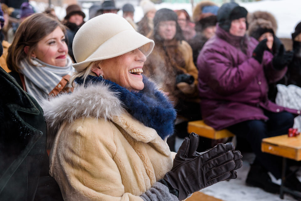 Mère du marié qui applaudit dehors à la cérémonie en hiver