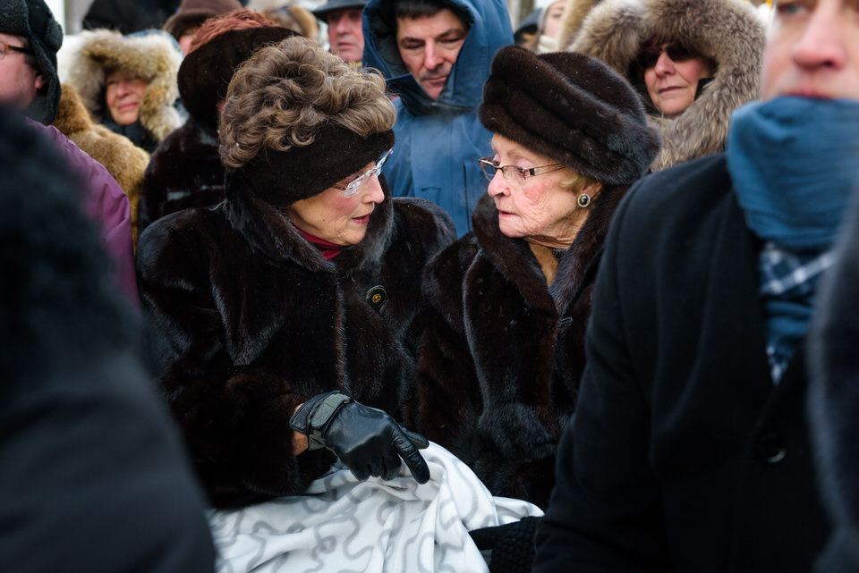 Deux grand-mamans qui placotent au mariage en hiver