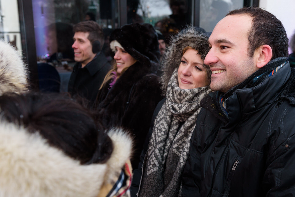 Invités qui regardent le mariage avec des sourires