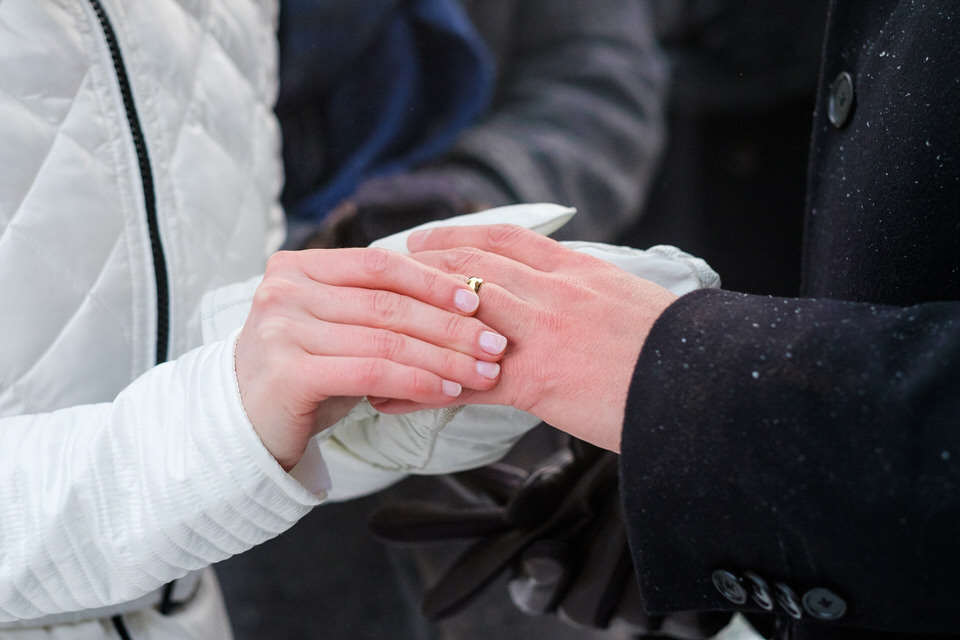 Image gros plan de la mariée qui met l'anneau sur le doigt de son mari