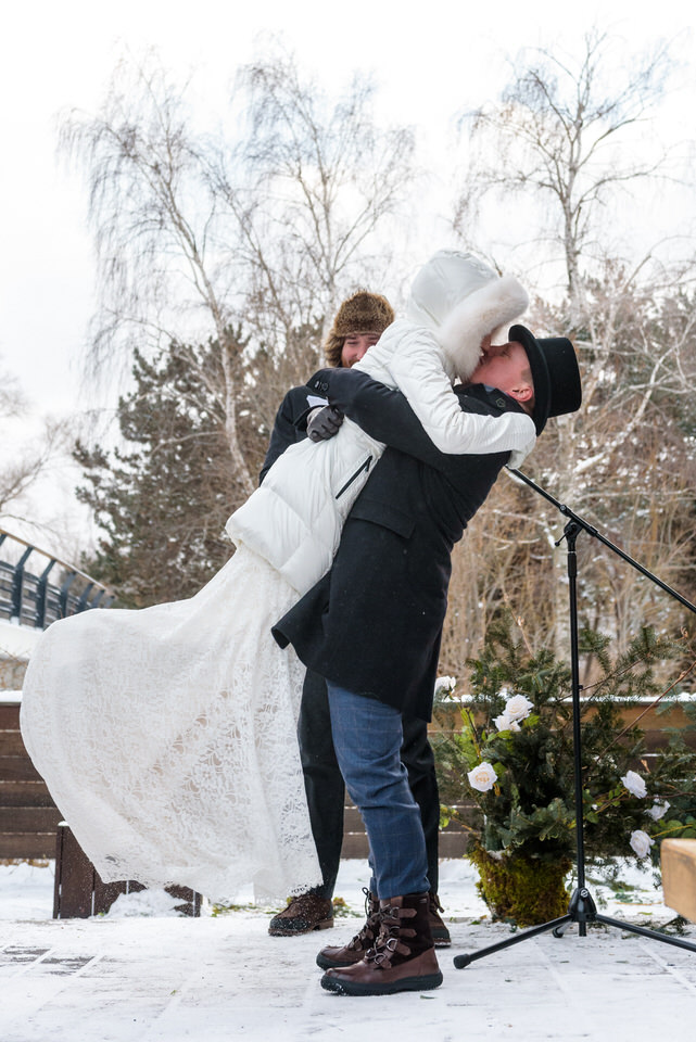 Le premier baiser des mariés à l'extérieur en hiver