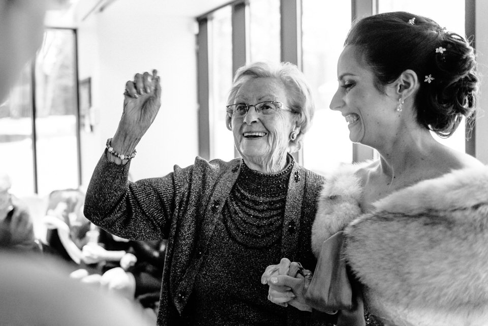 Grandmère excitée qui tient la main de la mariée