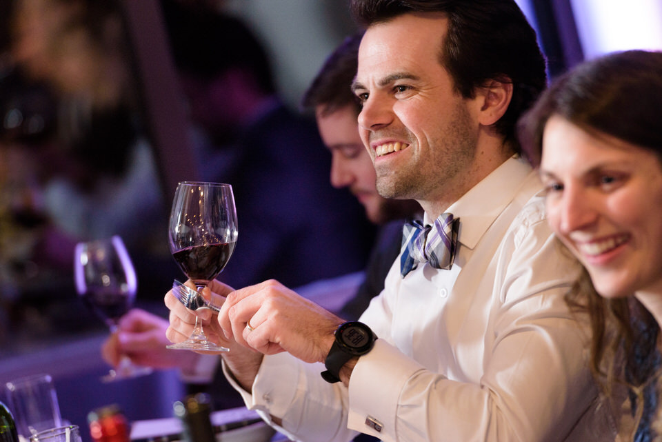 Invité qui tape sur un verre avec sa fourchette