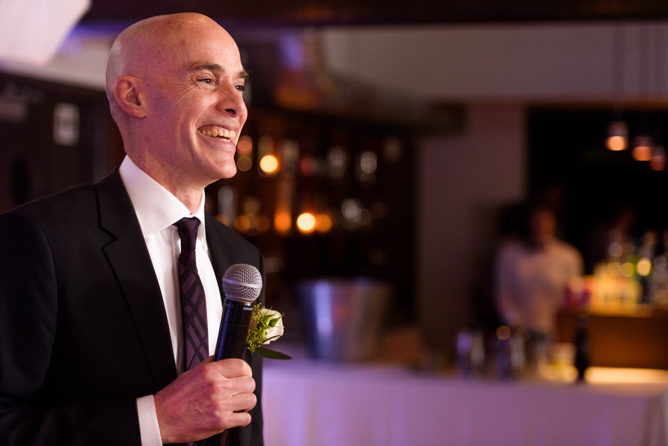 Père de la mariée qui fait un discours