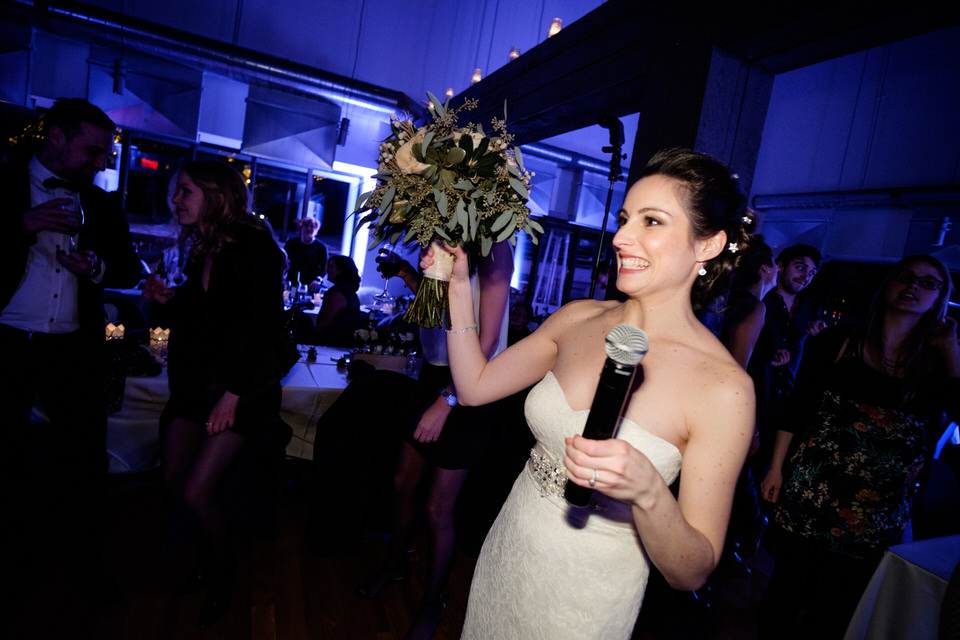 Mariée avec bouquet et micro