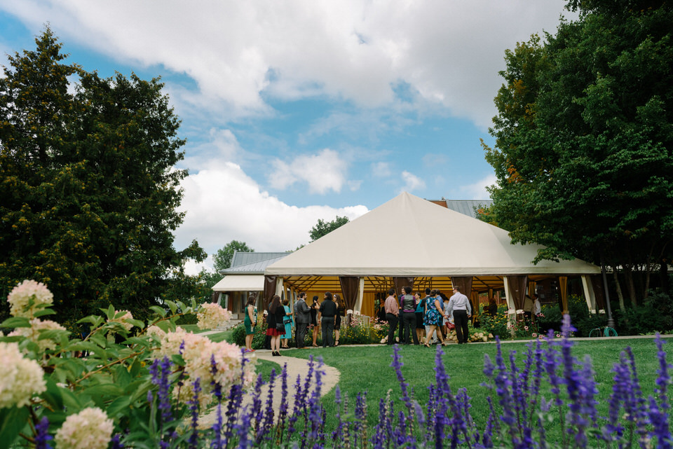 Outdoor wedding under tent at Manoir Rouville-Campbell