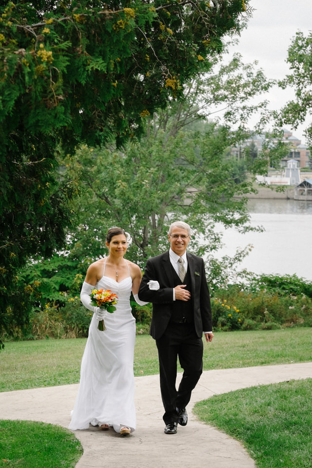 Bride and her father arriving at wedding ceremony