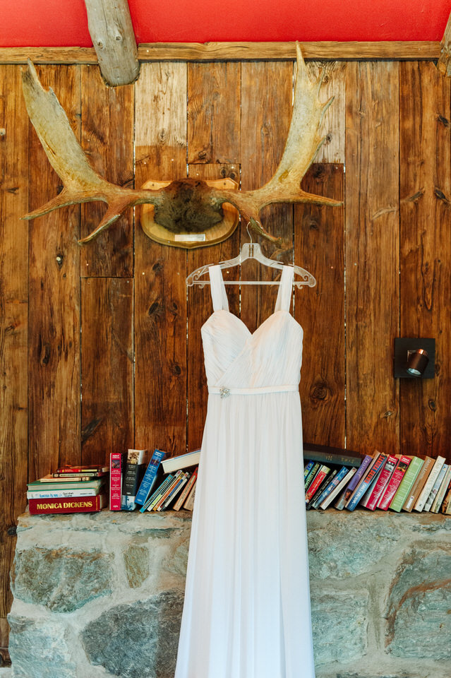 Robe de mariage qui pend sur un bois d'orignal