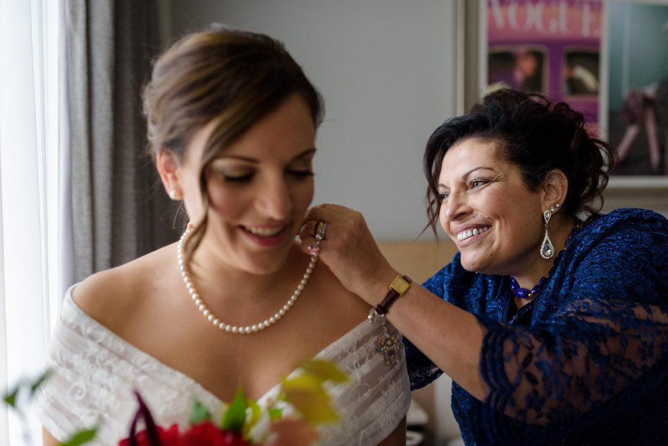 Bride's mother putter her necklace on