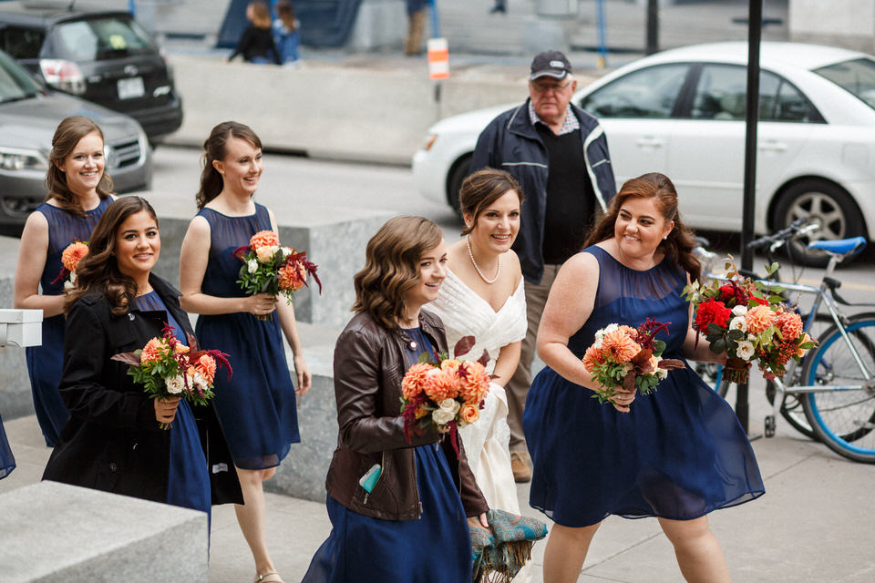 Bride and bridesmaids arriving for the first look