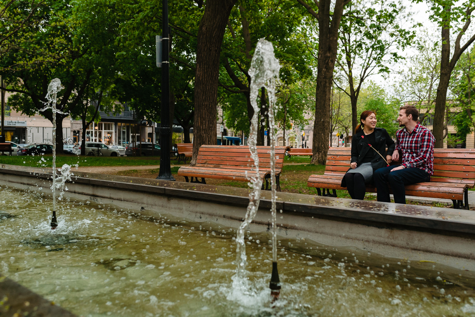 Couple vacation photoshoot in park near Laurier metro 02