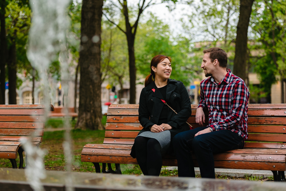 Couple vacation photoshoot in park near Laurier metro 03