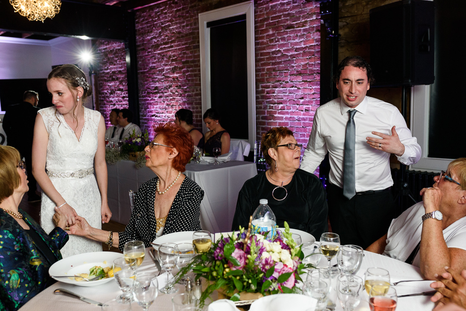 Wedding couple visiting tables and chatting with guests 01