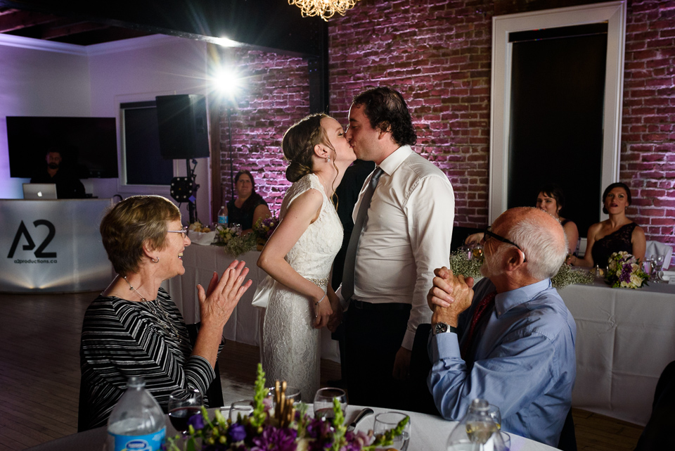 Wedding couple visiting tables and chatting with guests 02